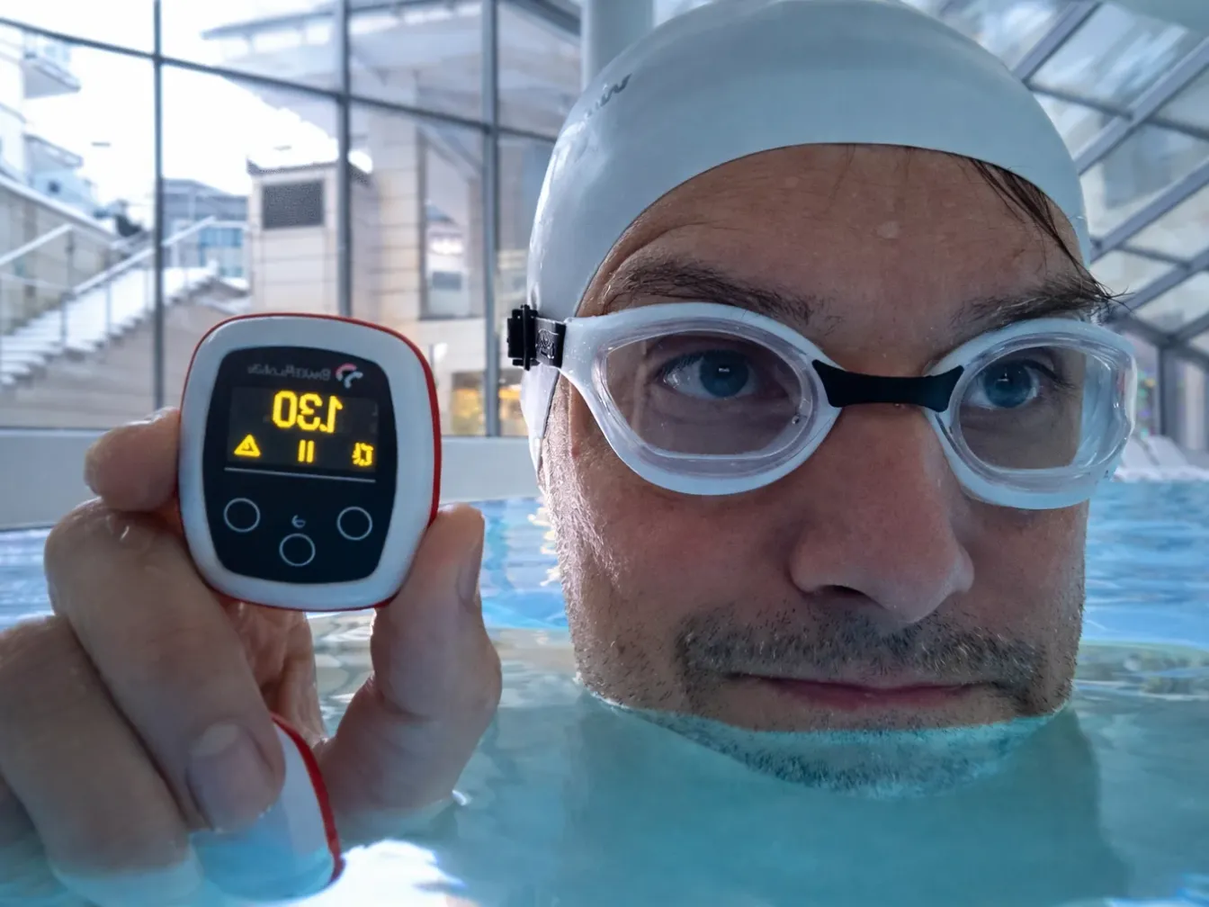 Swimmer training with Vimo Swim tempo trainer