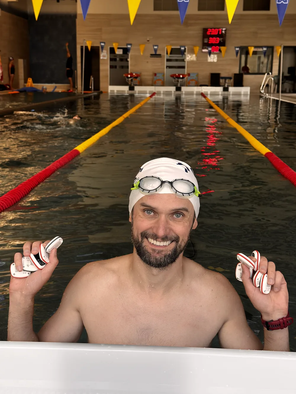 Mariusz Smenżyk in the pool holding Vimo Swim devices
