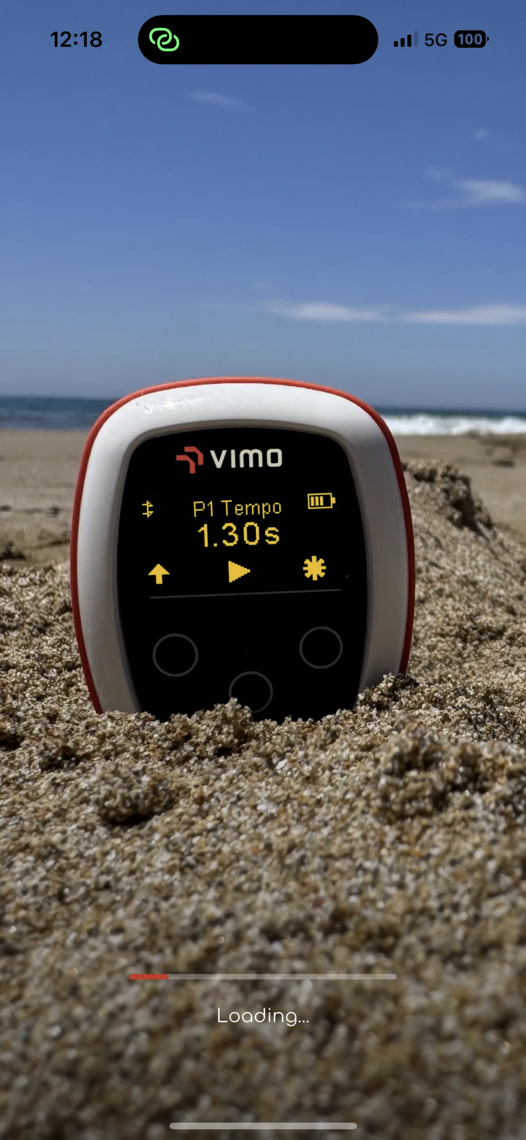 VimoSwim tempo trainer on the beach shown in the VimoSwim Connect app