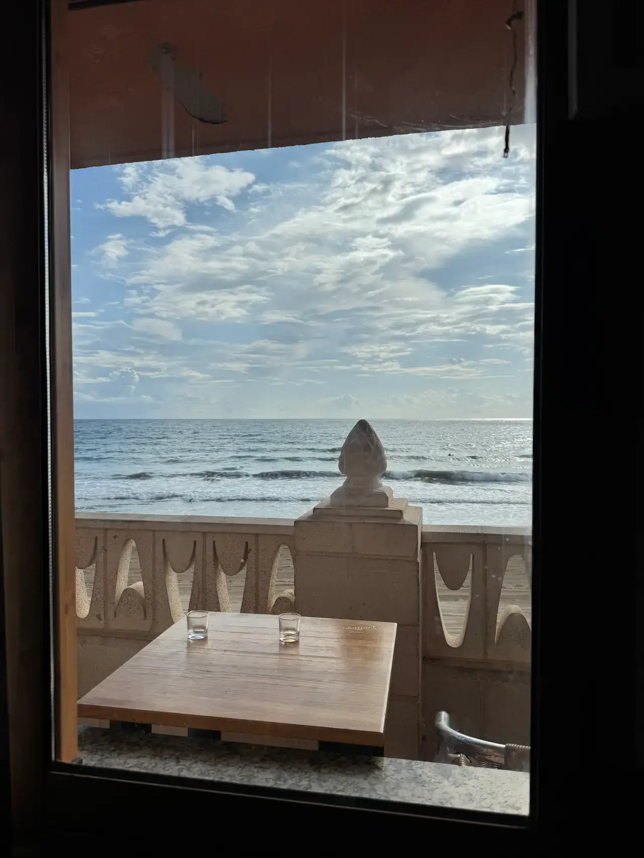 A table by the window, the sea a few metres away, between sessions