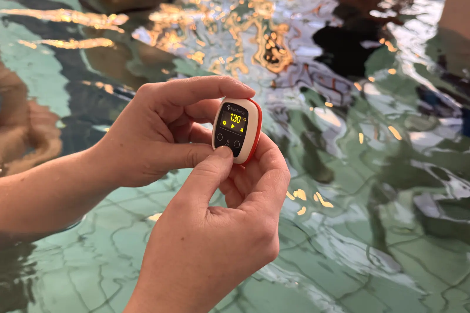 Swimmer setting tempo on Vimo in the pool