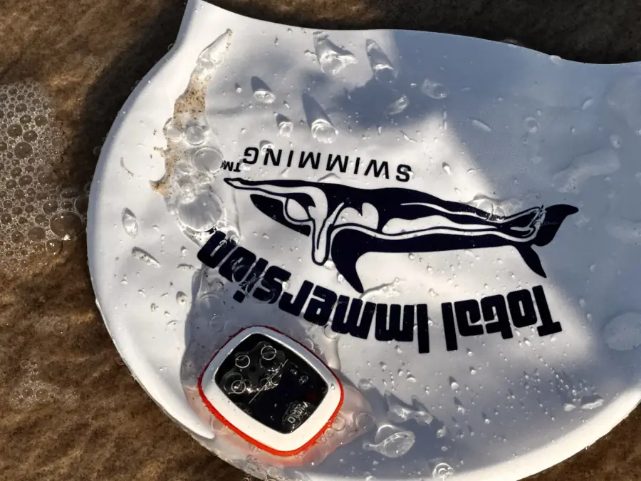 Sun, sand and splashes: beach session with the device.